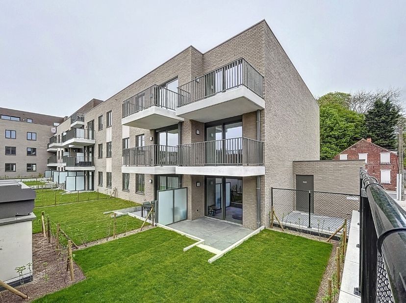 Appartement neuf situé à quelques pas de la gare de Soignies. Il se situe au 1er étage sans ascenseur et se compose d&#039;un hall d&#039;entrée, d&#039;un lumineux