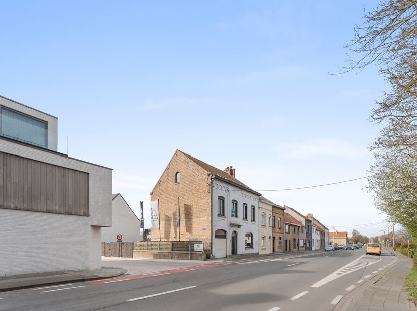 Zéér ruime - op te frissen halfopen woning met 7 slaapkamers en 2 badkamers in Nieuwpoort-Stad&lt;br /&gt;
Deze woning beschikt op het gelijkvloers over vol