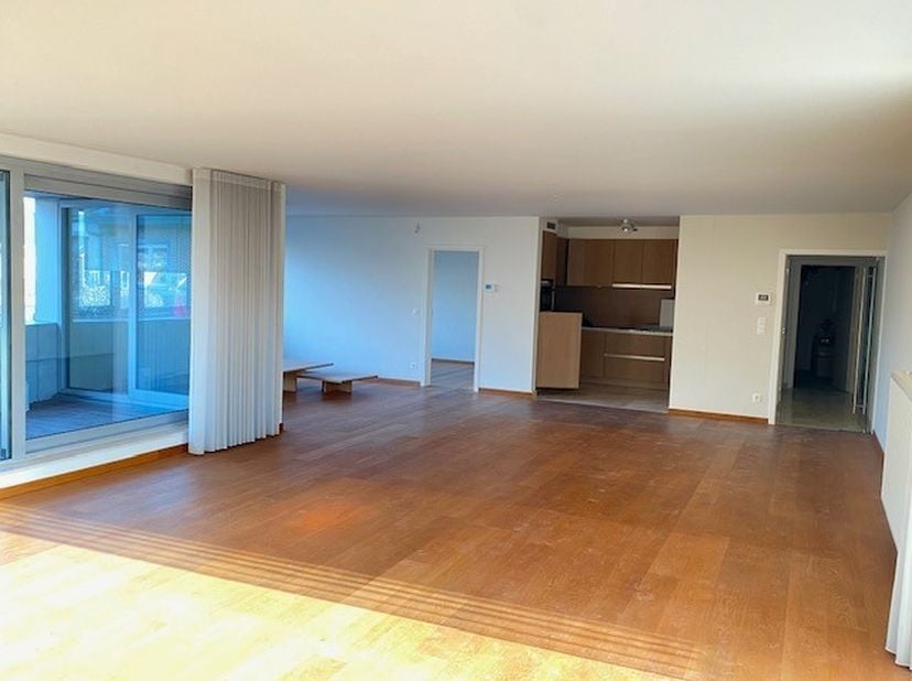 Dit luxueus afgewerkt appartement van 194 m² met uitzicht op de markt van Bilzen is gelegen op De Commanderie nr 4. &lt;br /&gt;
Deze zeer interessante ligg