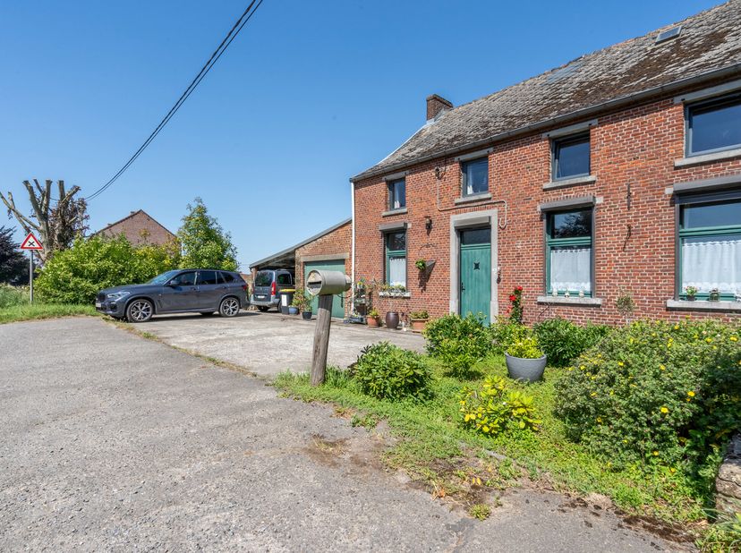 Maison/fermette coup de cur, 3 façades, idéalement située à Seneffe, à proximité immédiate de toutes les commodités. Elle se compose, au rez-de-chauss