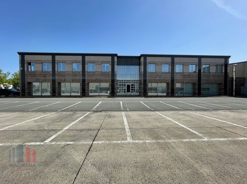 Cet espace multifonctionnel offre de nombreuses possibilités, qu&#039;il s&#039;agisse d&#039;un espace de stockage, d&#039;un showroom ou d&#039;un espace de bureau. Avec des