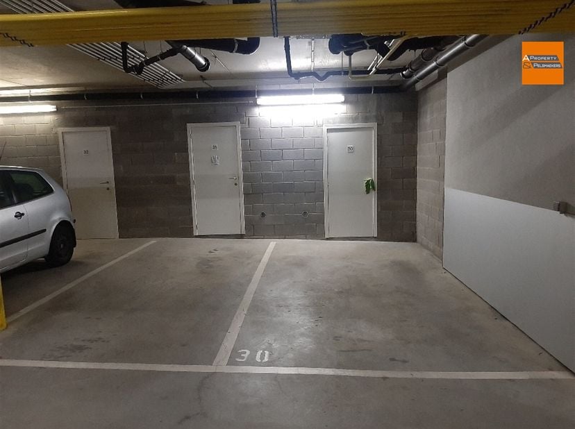 In het centrum van Machelen, in een recent en goed onderhouden flatgebouw, bieden we 5 ondergrondse parkeerplaatsen en 1 kelder te koop aan.&lt;br /&gt;
BOD