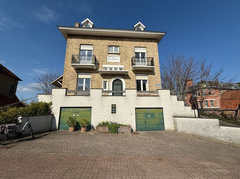 Atouts de cette villa :&lt;br /&gt;
&lt;br /&gt;
	-Emplacement unique dans le prestigieux quartier Dumon, un environnement calme et verdoyant au cœur de La Panne.