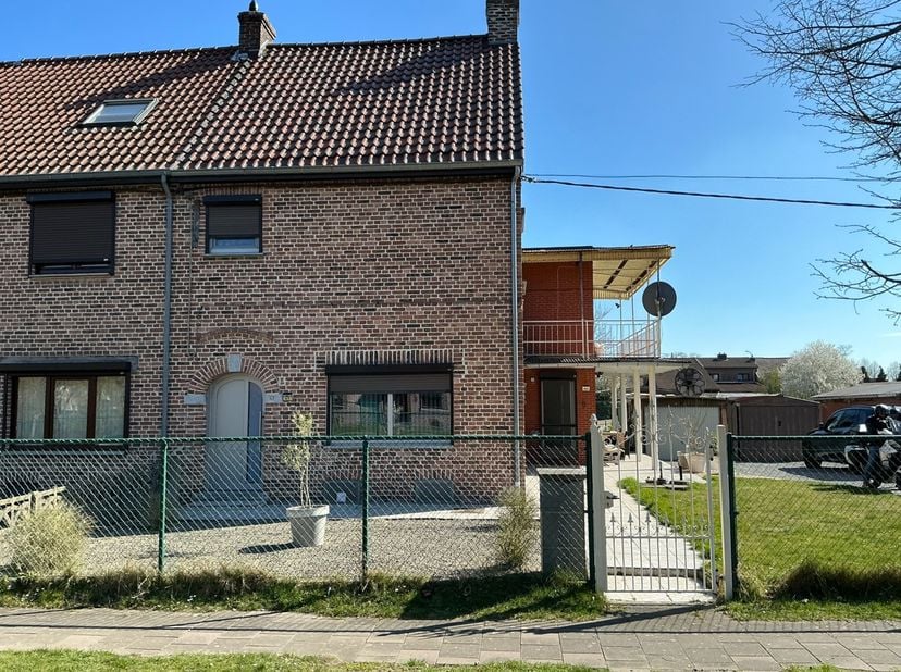 Bent u op zoek naar een unieke woonoplossing waarin samenwonen met familie perfect gecombineerd wordt met privacy en comfort? Ontdek deze prachtige ka
