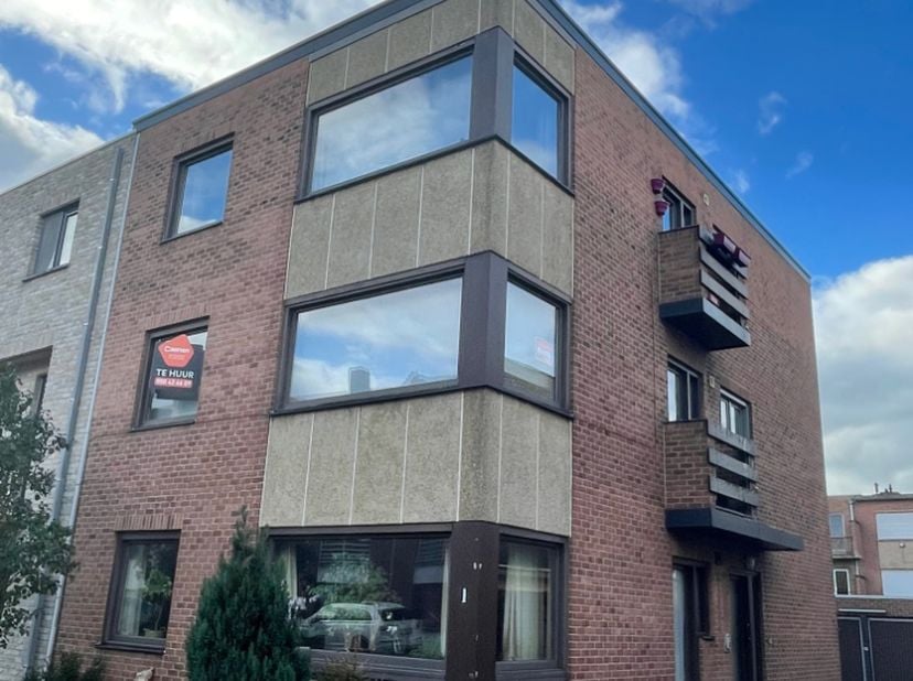 Indeling: &lt;br /&gt;
&lt;br /&gt;
	-Inkomhal&lt;br /&gt;
	-Ruime woonkamer&lt;br /&gt;
	-Aparte keuken &lt;br /&gt;
	-Balkon&lt;br /&gt;
	-Twee slaapkamers&lt;br /&gt;
	-Badkamer met douche