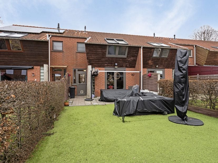 Via de inkomhal betreed je de woning. De inkomhal op tegelvloer beschikt over bergruimte onder de trap en geeft toegang tot een berging (ca. 2m²) en e