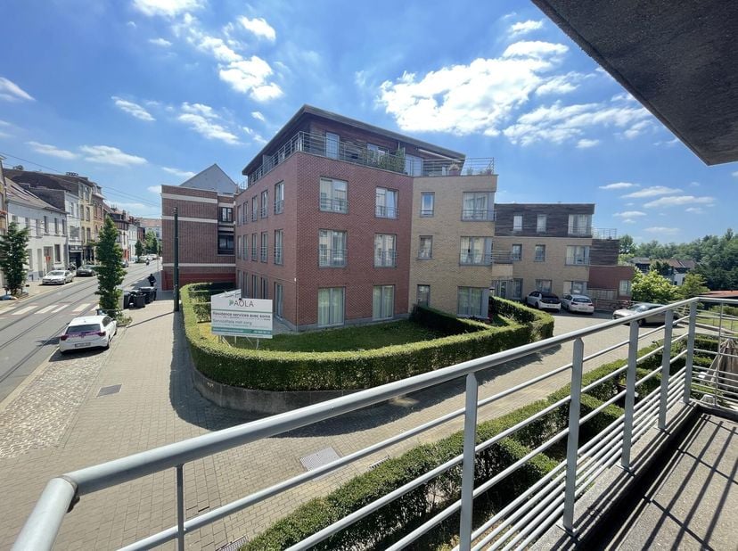 LEEMANS IMMOBILIEN biedt u dit goed onderhouden woonzorg appartement aan te Ukkel. In residentie Paola staat uw welzijn voorop. U vindt de perfecte ba