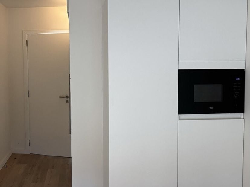 ALGEMEEN:&lt;br /&gt;
Nieuwe, gemeubelde studentenkamer met eigen sanitair. (ENKEL VOOR STUDENTEN, GEEN DOMICILIE!)&lt;br /&gt;
INDELING: Gelijkvloers: inkom, bad