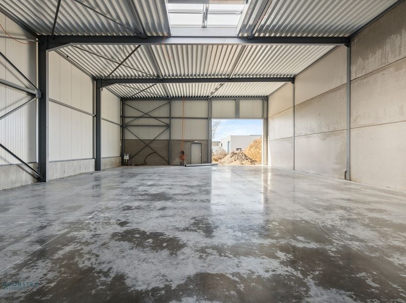 Op een uitstekende locatie in het Industriepark te Heist-op-den-Berg bevindt zich deze ruime, nieuwbouw KMO-unit (289 m²) , voorzien van een hoge toeg