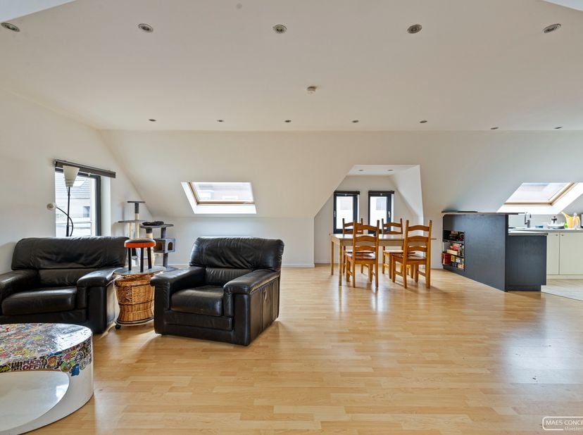 In het centrum van Desselgem treffen dit handelspandje van een 75 m2.&lt;br /&gt;
Bestaande uit:&lt;br /&gt;
&lt;br /&gt;
	-Inkom&lt;br /&gt;
	-Wachtzaal&lt;br /&gt;
	-2 aparte beh