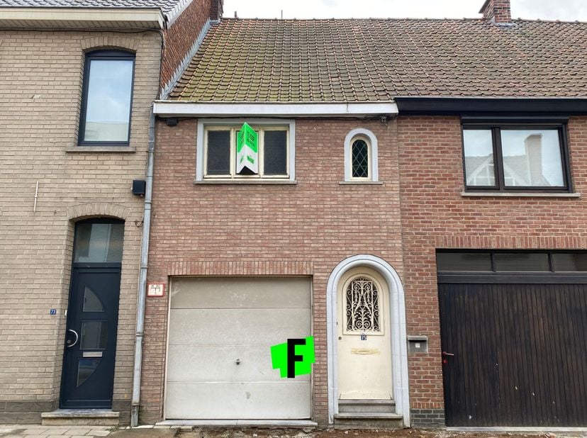 Te renoveren rijwoning in het hart van Waregem, gelegen aan de Molenstraat 75. Deze woning van 115 m² biedt een unieke kans voor wie graag een eigen t