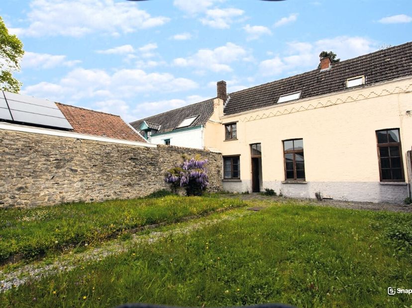 Agréable maison 2 chambres proche du centre-ville avec jardin - &lt;br /&gt;
Rez : Petit Hall d&#039;entrée donnant sur deux lumineuses pièces de vie (salon et s