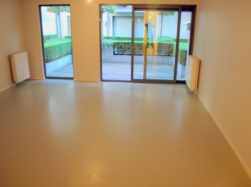 Hall d’entrée.  Salle de séjour avec  grande terrasse. Cuisine complète.  Réserve avec connection pour machine à laver et sèche-linge.  Hall de nuit.