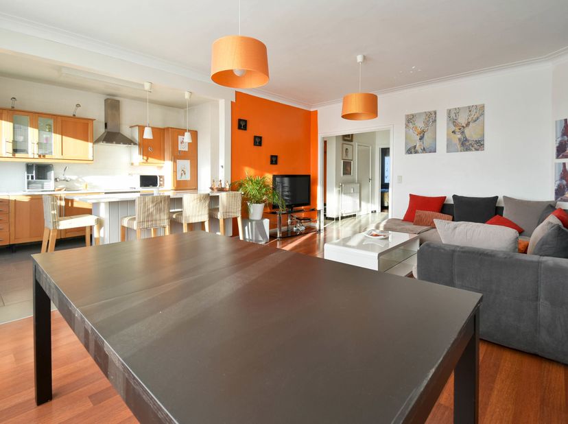 TRIOR vous propose cet appartement dans un immeuble situé à proximité immédiate de Bruxelles. Il se compose d&#039;un hall d&#039;entrée avec vestiaire, un livi
