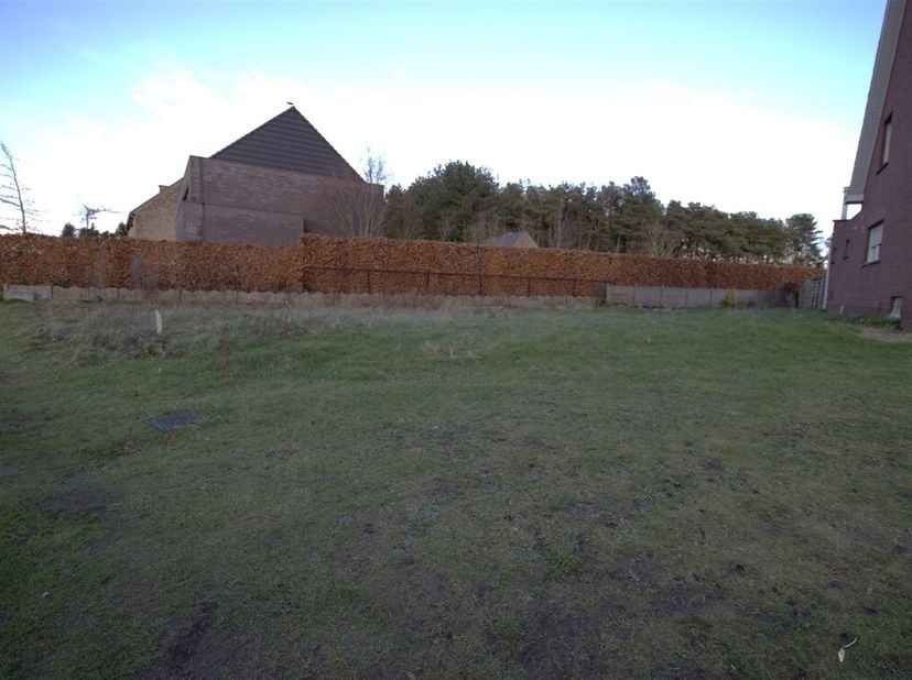 Bouwgrond van 474 m² voor gekoppelde ééngezinswoning. &lt;br /&gt;
Breedte perceel = 22 m &lt;br /&gt;
Diepte perceel = 38 m &lt;br /&gt;
Mogelijke bebouwde oppervlakte