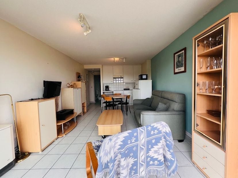 Wakker worden met zicht op de duinen en de eerste zonnestralen die je appartement binnenvallen? Dit charmante, op te frissen appartement met 1 slaapka