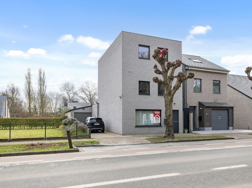 De Panne: Ruime, volledig gerenoveerde woning met modern comfort!Ontdek deze uitzonderlijke woning in de Veurnestraat te De Panne! Volledig gerenoveer