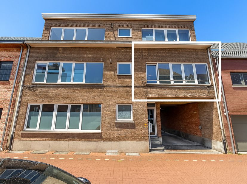 Op zoek naar een interessante investering met terras en een vlotte verbinding? Grijp je kans!LOCATIEGelegen in een centrale woonkern van Hemiksem, gen