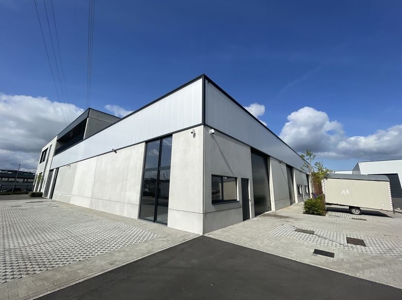 De unit heeft een oppervlakte van ca. 220m²&lt;br /&gt;
Met twee parkeerplaatsen.&lt;br /&gt;
Laadpalen aanwezig op de site&lt;br /&gt;
Bijkomende kosten:&lt;br /&gt;
-BTW&lt;br