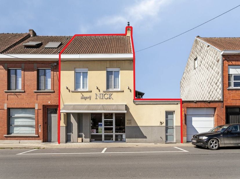 Bénéficiant d&#039;un emplacement central au cur de Sint-Denijs, nous trouvons cette propriété unique combinant une maison confortable et un bâtiment comme