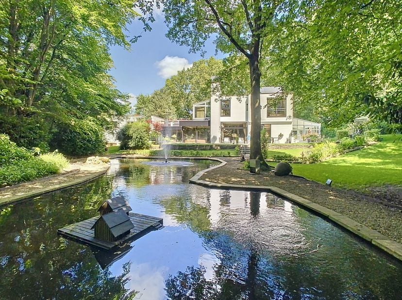 Proche du centre de Rixensart, des commerces et facilités, nous vous présentons une exceptionnelle VILLA D&#039;ARCHITECTE de 1974 (Marc Libois) avec pisci
