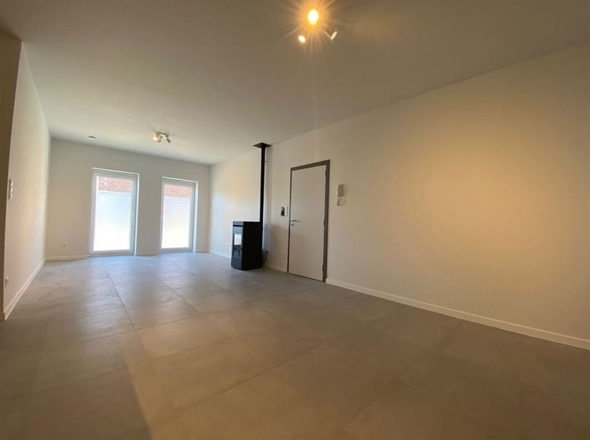 Magnifique appartement plain-pied à l&#039;état neuf de +/- 97 m² au coeur du village de Brasménil.&lt;br /&gt;
Le bien disposant d&#039;une entrée commune, comprend