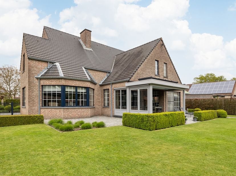 In een rustige woonwijk te Balen vinden we deze stijlvolle villa, een ideale thuisbasis voor wie op zoek is naar ruimte, comfort en een warme sfeer. D