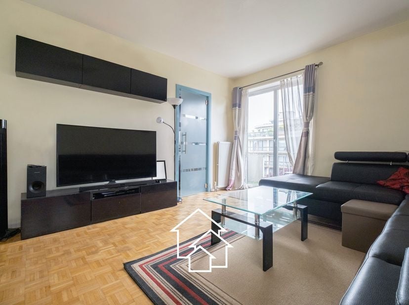 ChatGPT zei:&lt;br /&gt;
Appartement avec terrasse et une chambre à coucher, situé au troisième étage dans un quartier calme près de Karreveld. Ce bien offr