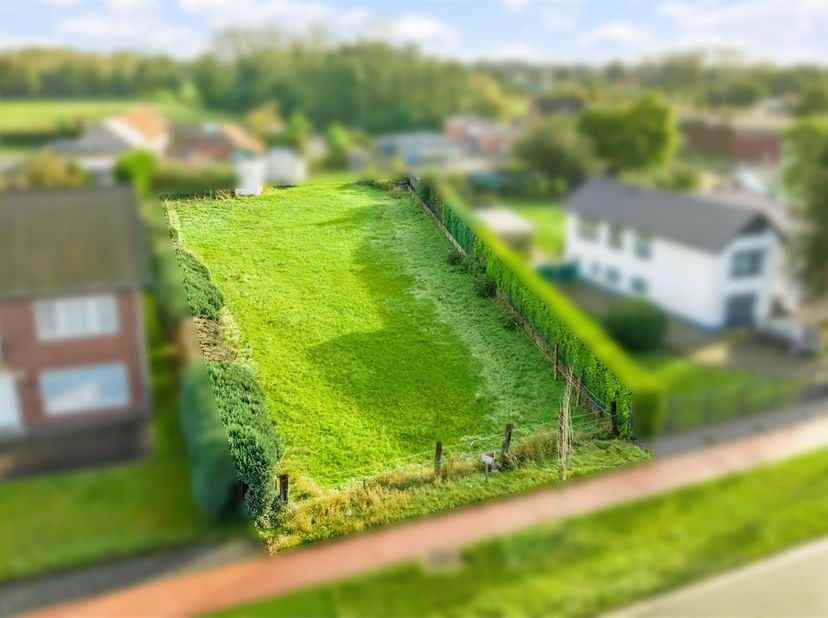 KNAPPE BOUWKAVEL (+-11A86CA) OP GROENE, DOCH CENTRALE EN GUNSTIGE LOCATIE, VLAKBIJ HET CENTRUM VAN BOCHOLT! Deze bouwkavel met maar liefst een oppervl