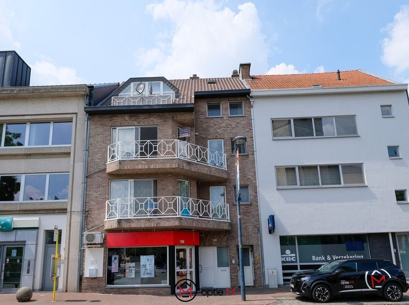 Ben je op zoek naar een ruim appartement met veel lichtinval, centraal gelegen in Alken? Dan is dit appartement op de eerste verdieping precies wat je