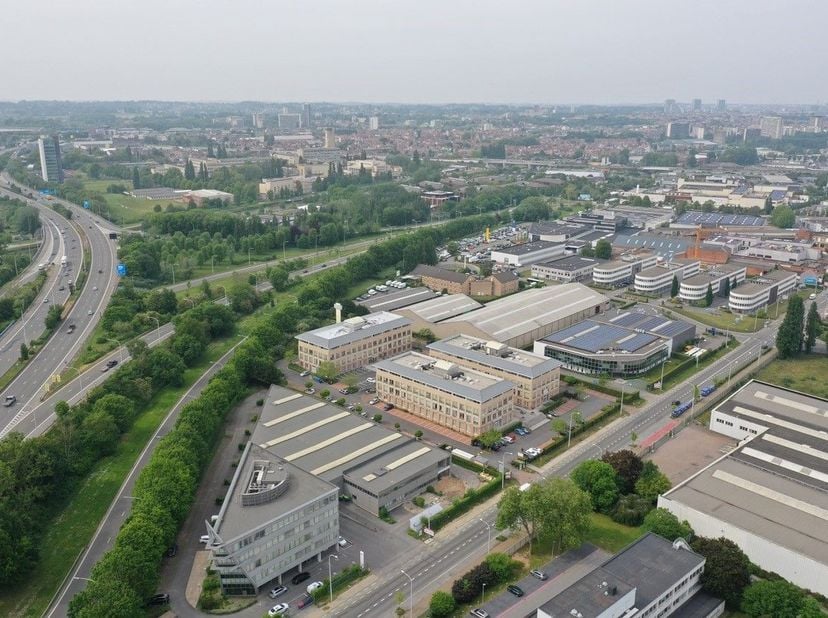 Bureaux de 229 m² à louer à côté du R0 à Drogenbos. Les bureaux sont renovés à 2020. Aussi d&#039;autres surfaces sont possible à partir de 229 m² jusqu&#039;à