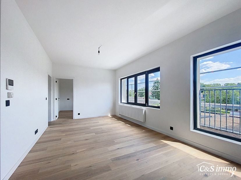 Stap binnen in dit smaakvol afgewerkte appartement, gelegen in een klassevol gerenoveerd gebouw op wandelafstand van het centrum van Edegem.&lt;br /&gt;
De