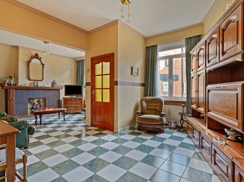 Cette maison mitoyenne spacieuse comprend au rez-de-chaussée un hall d&#039;entrée, un salon avec salle à manger attenante, une cuisine ouverte équipée ave