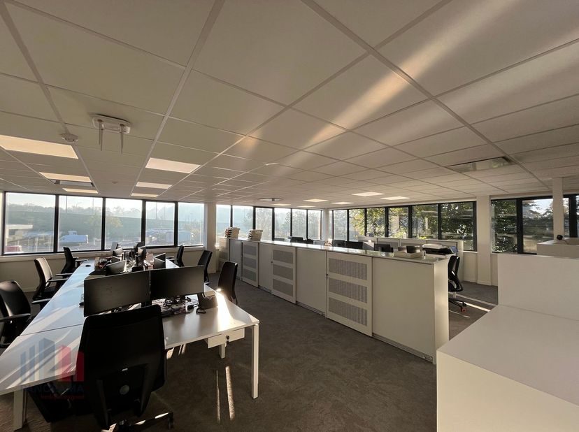 Ce superbe espace de bureaux de 505 m² offre un environnement de travail moderne et professionnel parfaitement adapté aux besoins des entreprises d&#039;au