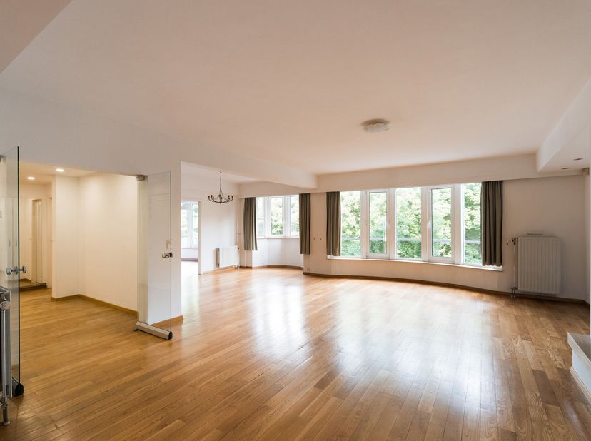 BRUSSEL CITY, tegenover het Jubelpark, in een gebouw met tien eenheden uit de jaren 1990, een ruim, licht APPARTEMENT op de 4e verdieping (3bed/3bath)