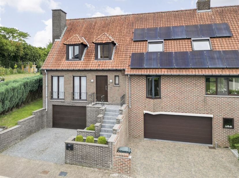 Charmante maison jumelée avec jardin et garage à Gijzelbrechtegem&lt;br /&gt;
Dans le calme et la verdure de Gijzelbrechtegem, vous trouverez cette charmant