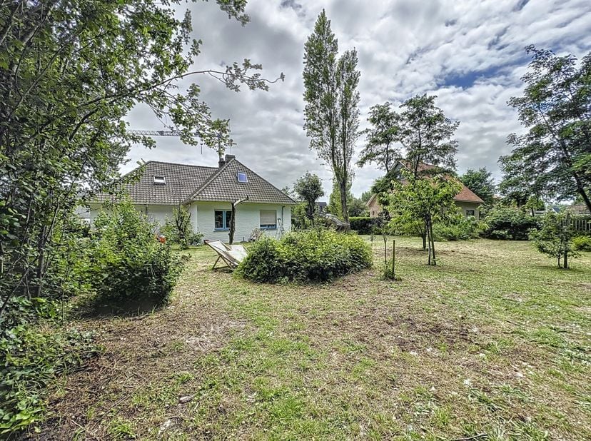 Cette maison indépendante est à rénover et à finir avec de multiples possibilités. Située dans un endroit calme au bord des dunes de Simli, près du qu