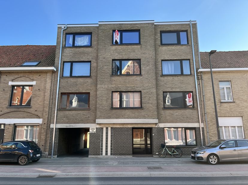 Êtes-vous intéressé par cette propriété à louer à Ypres? Naviguez ensuite sur le site www.dewaele.com, cliquez sur le bouton rouge «Demander une visit