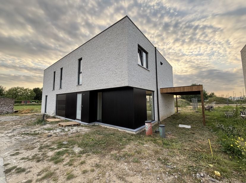 Moderne halfopen nieuwbouwwoning in Dentergem energiezuinig en instapklaar verwelkomt zijn eerste bewoners.&lt;br /&gt;
&lt;br /&gt;
Gelegen in een goed bereikbar