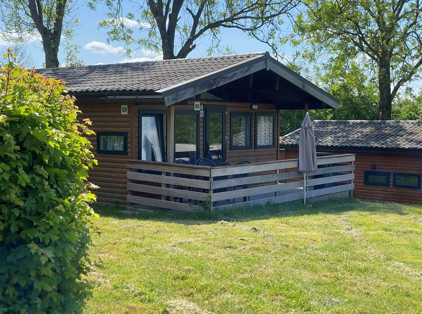 MCA Immobilier vous propose ce chalet numéro 69 situé dans le parc de vacances Vallée les Etoiles. Ce chalet est prévu pour accueillir 4 personnes. Il