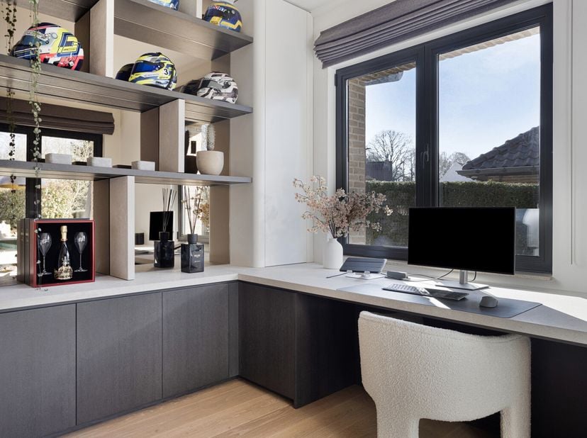 Deze prachtige 60ties villa werd door de jaren heen met zorg onderhouden. Zowel de energetische als interieurverbeteringen zijn met veel aandacht voor