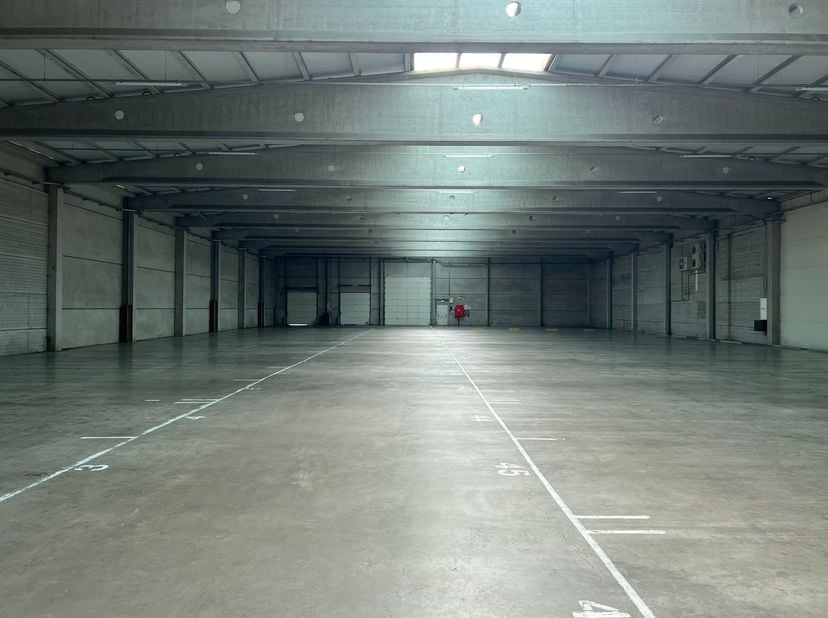 Dit magazijn van 1.800m² in de haven van Gent is ideaal voor zowel logistieke doeleinden als opslag. Er is mogelijkheid om een kantoor van 300m² bij t