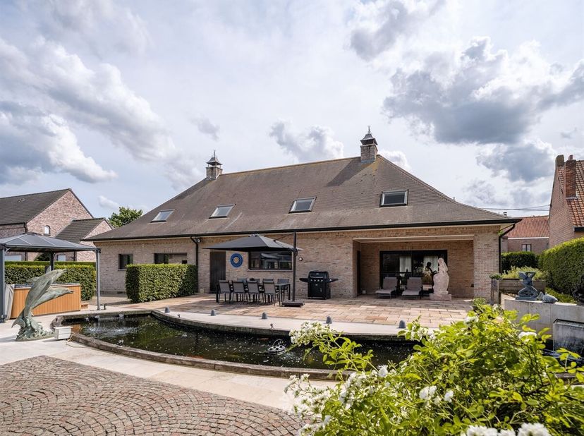 Ertvelde - Op zoek naar een ruime, luxueus afgewerkte villa met zwembad en volledig aangelegde tuin te Evergem? Dan is deze villa misschien wel iets v