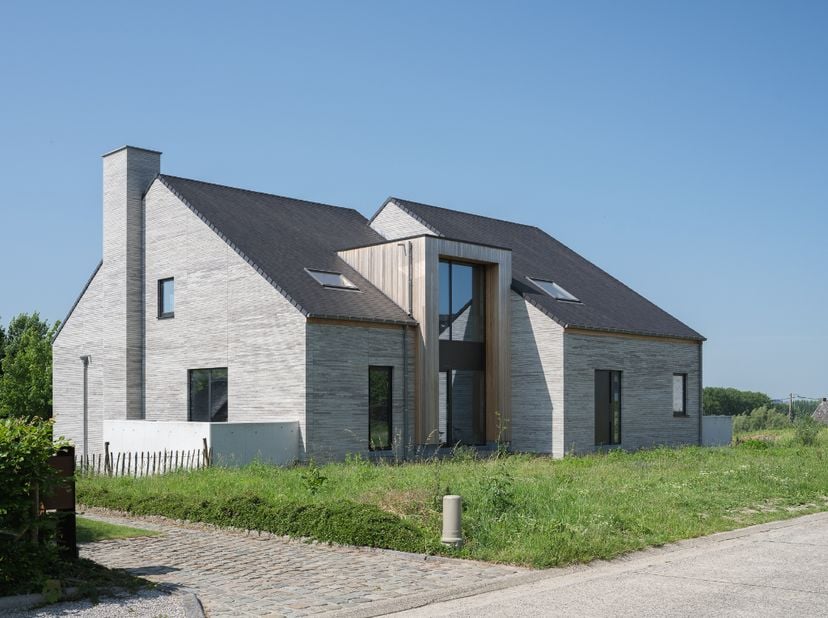 Architecturale casco-nieuwbouw bestaande uit een uitzonderlijke stapelwoning met onderliggende garage en adembenemende zichten over de Scheldevallei.&lt;