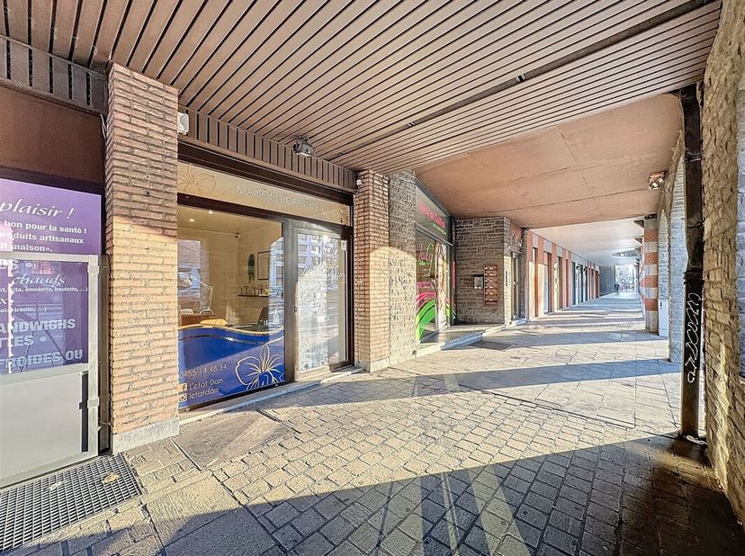 Idéalement situé à deux pas du centre, des arrêts de bus et des administrations, avec un parking gratuit en face, cet institut de 45m² est parfaitemen