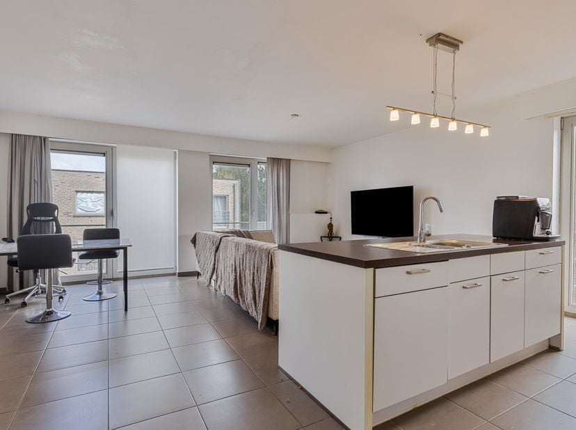 Immeuble d&#039;investissement avec 6 appartements et débarras individuels au sous-sol à proximité du centre et de la gare de Boom.&lt;br /&gt;
La disposition es