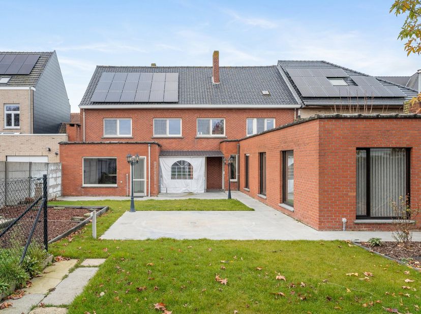 Deze ruime woning met mogelijkheden tot een handelspand bevindt zich in het hartje van Oostnieuwkerke. De woning is deels gerenoveerd in 2019 en besch