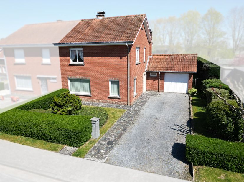 In deze rustige en kindvriendelijke woonwijk ontdekken we deze kloeke halfopen bebouwing op een perceel van maar liefst 726 m². Bij het binnenkomen ve