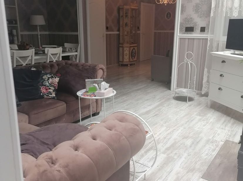 Volledig gerenoveerd woning met 4 slaapkamers ( een slaapkamer in zolder gemakt ) .  met tuin en garage. . Alles is volledig vernieuwd elektriciteit,