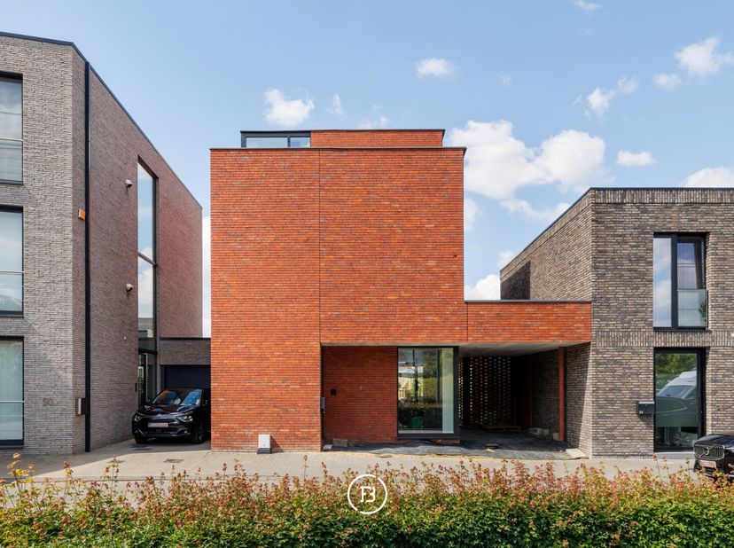 Dans une rue calme du parc du Cèdre se trouve cette maison de ville unique, uvre de Egide Meertens Plus Architecten. De l&#039;extérieur, la maison dégage